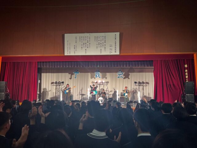 今年の予餞会ゲストは『ケプラ』でした。  本庄第一の校歌ケプラバージョンを演奏してもらうサプライズも😳  最後に卒業生への素敵な贈り物ができました！🎁  @kepu_ra ありがとうございました😊！  #ケプラ　#本庄第一　#本庄　#高校　#中学　#埼玉県　#群馬県　#予餞会　#三送会　#卒業　#卒業式　#部活　#本庄第一を広めたい