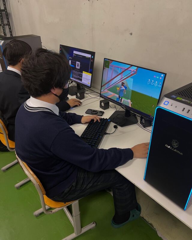 本庄第一は高等学校DX加速化推進事業(DXハイスクール)採択校になりました🌸  この事業の一環としてDXルームを作り、ICT機器の整備を行いました💻  ハイスペックPC、３Dプリンタ、動画・画像⽣成ソフトなどを導入しています😳😳  今日はeスポーツ部が活動しています🎮  #本庄第一　#本庄　#高校　#中学　#埼玉県　#群馬県　#DX　#3Dプリンタ　#eスポーツ　#Adobe　#ゲーミングPC　#メタバース  #本庄第一を広めたい